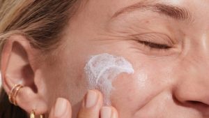 11 أفضل واقيات الشمس للحماية من الشمس من الرأس إلى أخمص القدمين في عام 2024