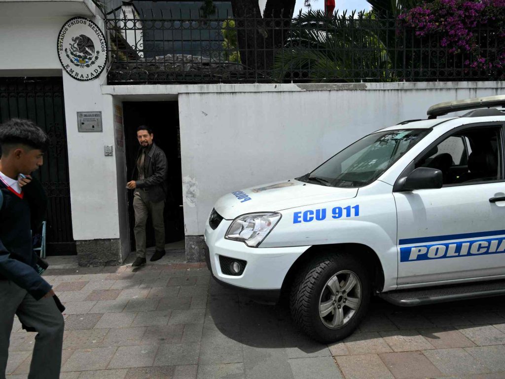 المكسيك تقطع العلاقات مع الإكوادور بعد اقتحام سفارتها