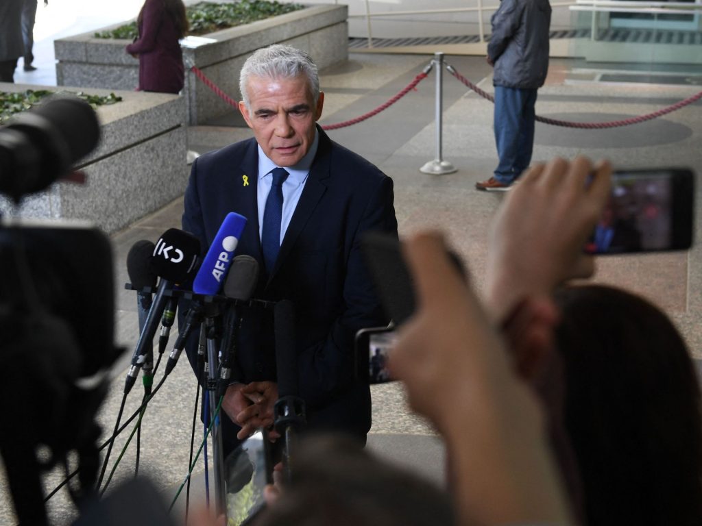 لبيد: صفقة تبادل الأسرى صعبة لكنها لا تزال ممكنة