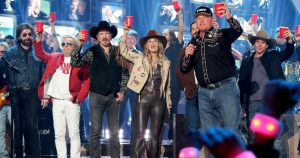 Lainey Wilson وBrooks & Dunn يقودان جوائز Emotional CMT تكريمًا للراحل توبي كيث