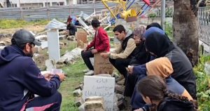 أمهات غزة يقضين أول أيام العيد إلى جانب قبور أولادهن