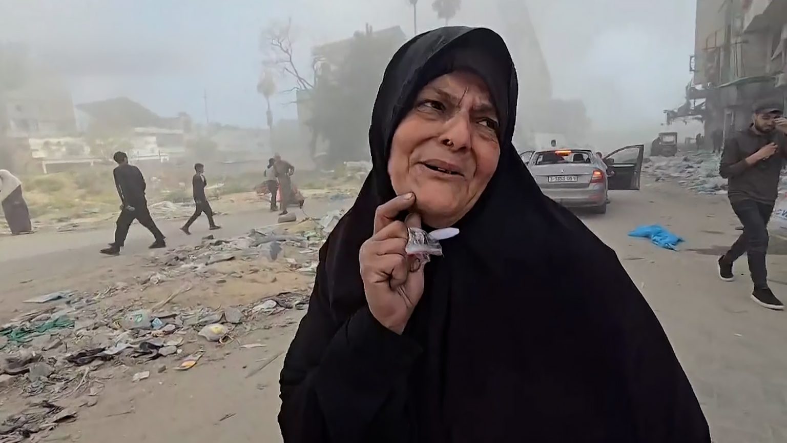 انتشال شهداء وتناثر أشلاء إثر قصف الاحتلال سوقا شعبيا وسط غزة