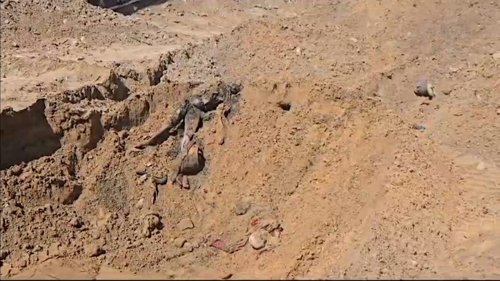 الحرب على غزة .. مقبرة جماعية في باحة الشفاء واستعدادات إسرائيلية للرد على إيران