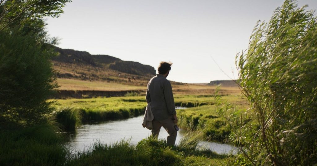 “عن العشب الجاف”.. صراع وجودي على حافة اليأس والأمل في قرية تركية نائية