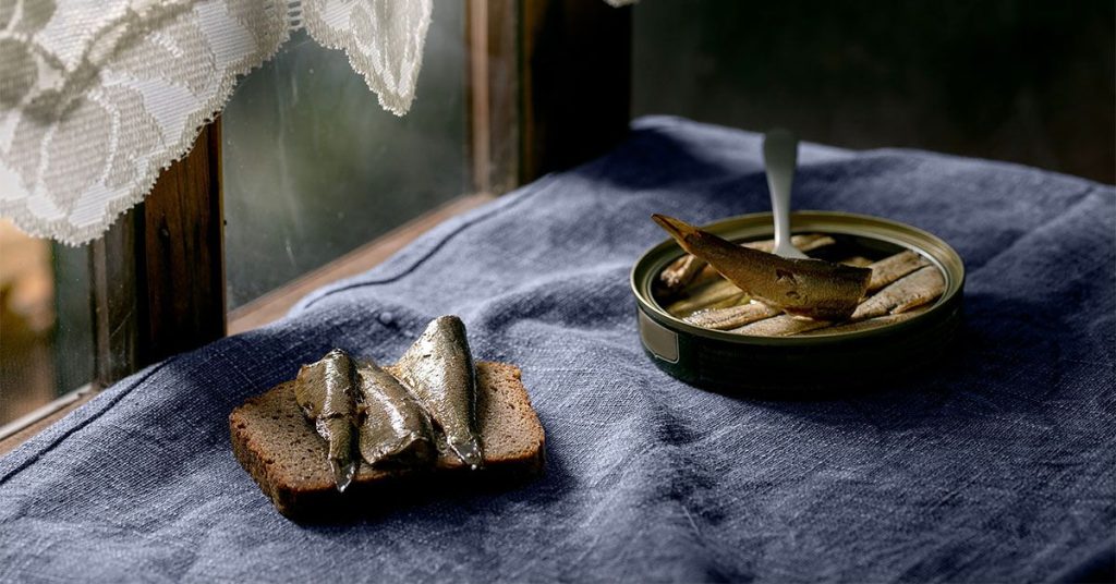 قد يساعد استبدال اللحوم الحمراء بالأسماك مثل السردين في منع الوفيات المبكرة