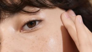 الخبراء يشرحون بالتفصيل فوائد النوم التجميلي، بالإضافة إلى أفضل المنتجات التي يمكن تسوقها