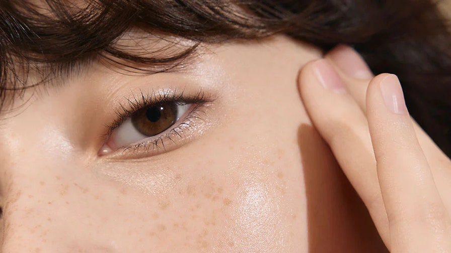 الخبراء يشرحون بالتفصيل فوائد النوم التجميلي، بالإضافة إلى أفضل المنتجات التي يمكن تسوقها