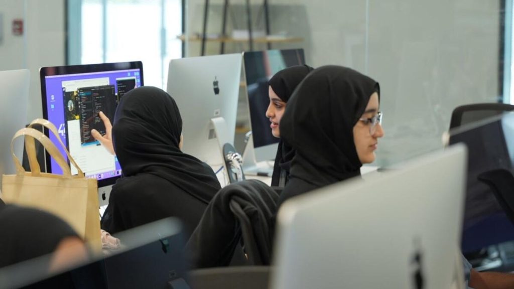 الإمارات: أكثر من 100 ألف مواطن يعملون في القطاع الخاص (الشيخ محمد) – أخبار