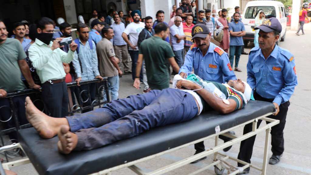 سقطت حافلة من ارتفاع 150 قدمًا في وادٍ في كشمير الهندية، مما أسفر عن مقتل 21 شخصًا على الأقل