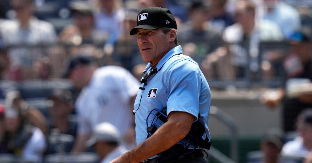 حكم MLB أنجيل هيرنانديز، هدف لازدراء المشجعين واللاعبين، يتقاعد
