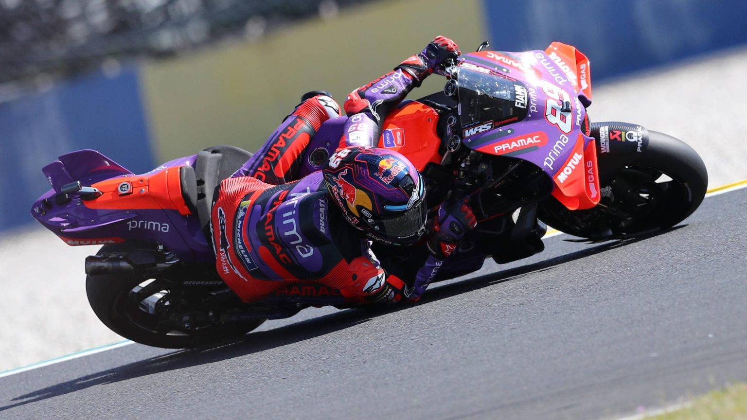 خورخي مارتن يحقق فوز سبرينت ليعزز صدارة البطولة حيث يعاني بيكو باجنايا من ميكانيكي بعد بداية بطيئة