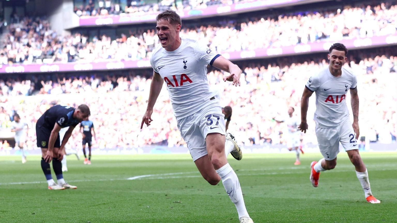 توتنهام 2-1 بيرنلي: ميكي فان دي فين يسجل هدفًا متأخرًا لتوتنهام مع هبوط كلاريتس من الدوري الإنجليزي الممتاز