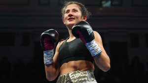 “مسروق” – هيوز ينتقد بطاقة النتائج “المزاحية” بعد إعلان فوزه عن طريق الخطأ