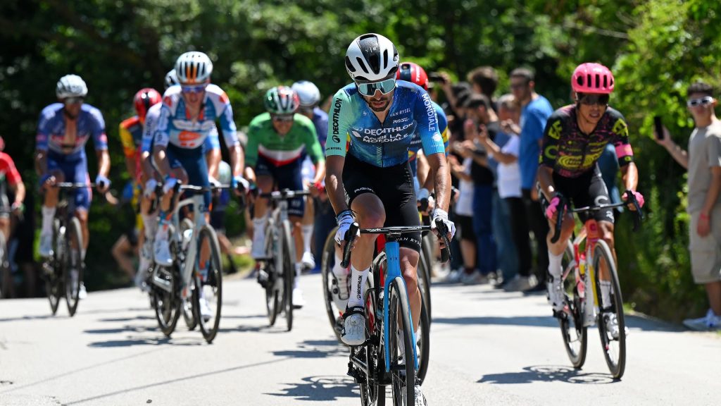 Giro d'Italia 2024: Valentin Paret-Peintre يحاكي شقيقه بفوزه بالمرحلة 10 بينما يبحر Tadej Pogacar باللون الوردي