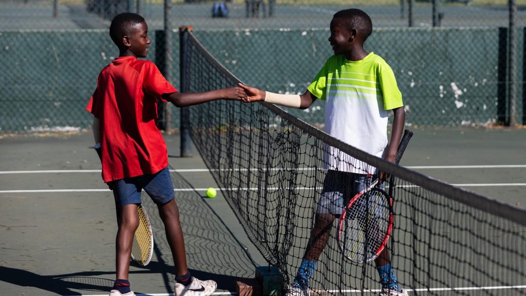 كيف تساعد مؤسسة لاكوست الشباب على الاندماج الاجتماعي والمهني من خلال الرياضة