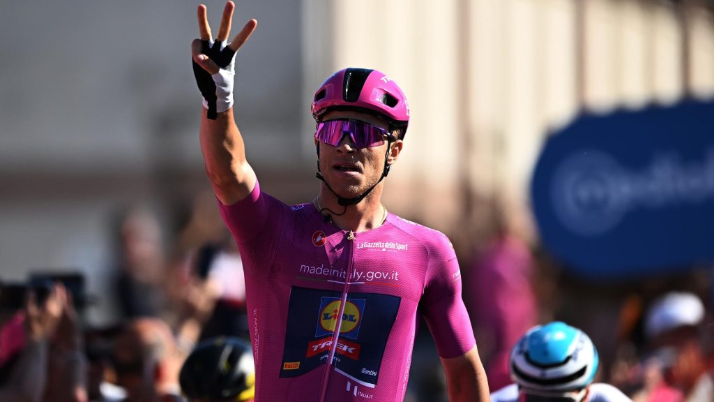 جيرو ديتاليا: جوناثان ميلان يفوز بالمرحلة 13 ليسجل ثلاثية على الرغم من الفوضى المتقاطعة