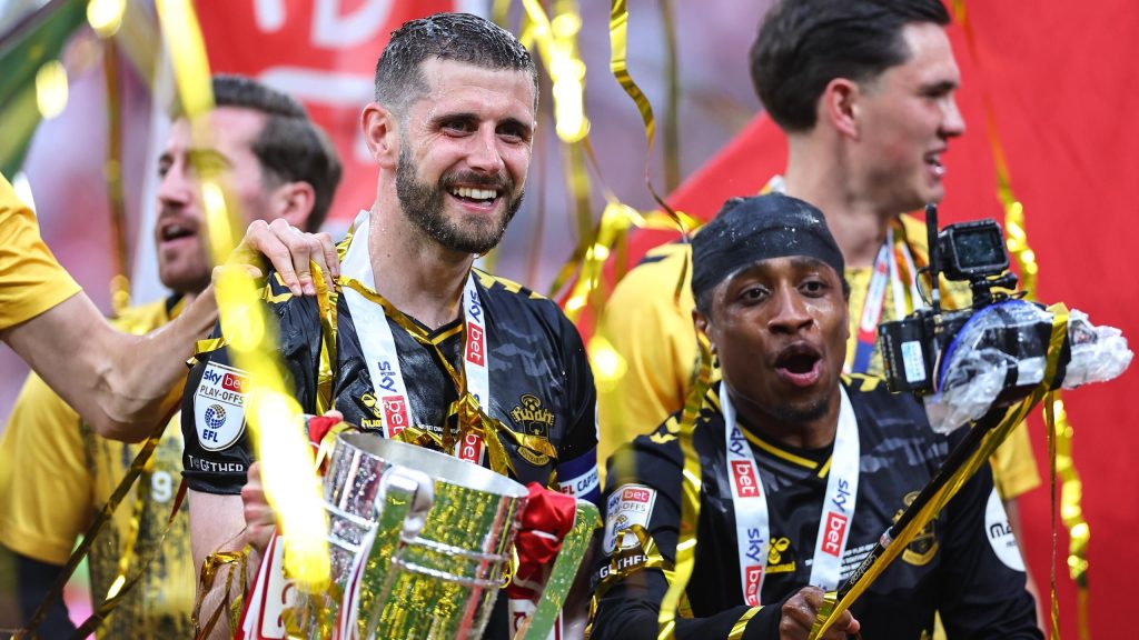 ليدز يونايتد 0-1 ساوثهامبتون: آدم أرمسترونج البطل حيث يؤمن القديسون العودة الفورية للدوري الممتاز بفوزهم في الملحق