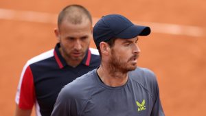 يهتف المشجعون “دعونا نذهب آندي” بينما يخرج موراي للمرة الأخيرة بعد الخسارة المزدوجة