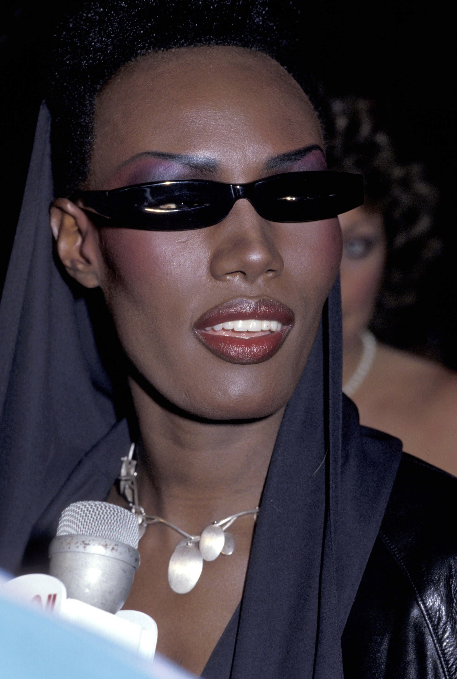 ربما تحتوي الصورة على Grace Jones Grace Jones جزء من الجسم والوجه والرأس والرقبة والشخص البالغ وإكسسوارات مجوهرات وقلادة