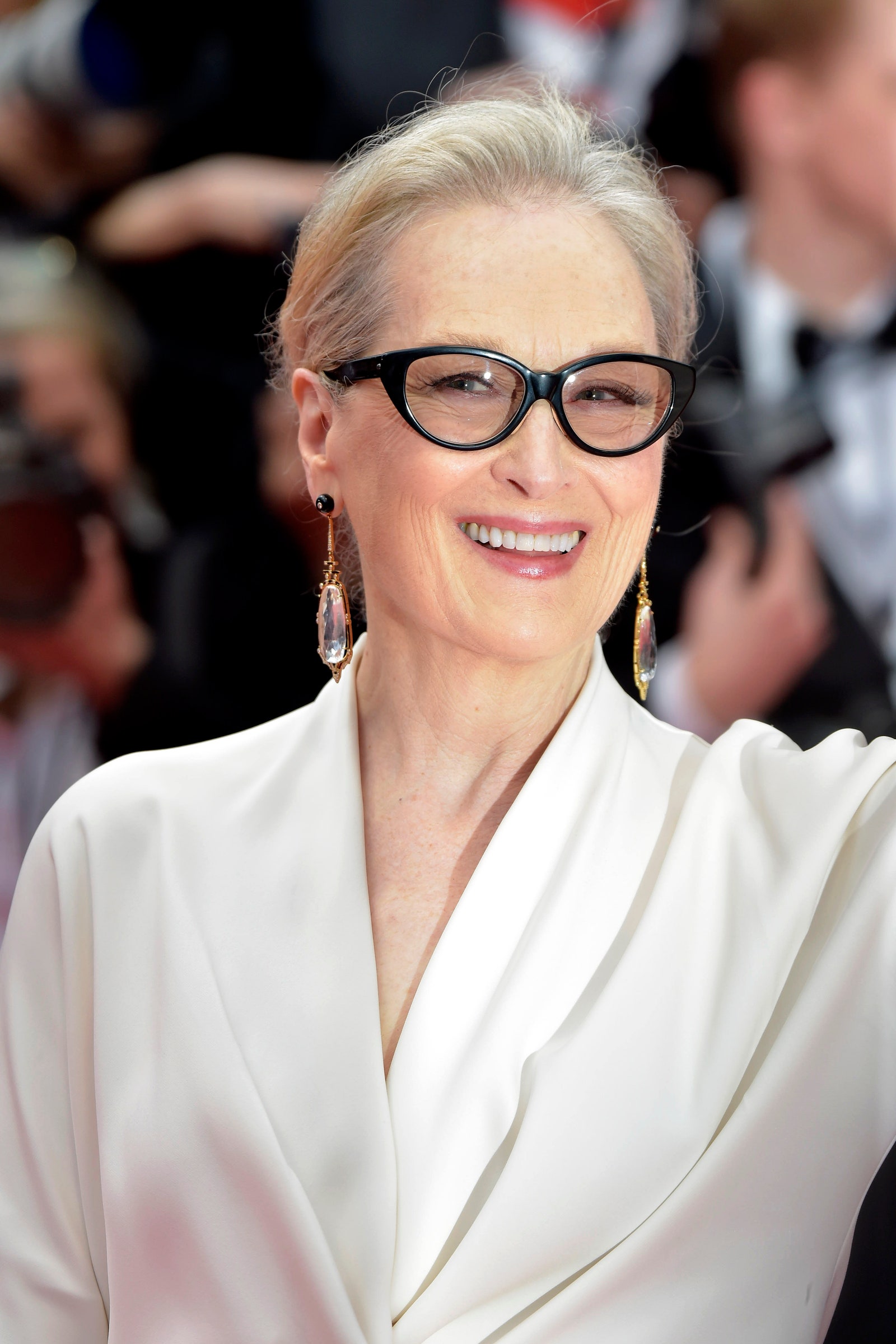 ربما تحتوي الصورة على Meryl Streep Face Happy Head Person Smile Accessories النظارات والشعر الأشقر للبالغين والموضة