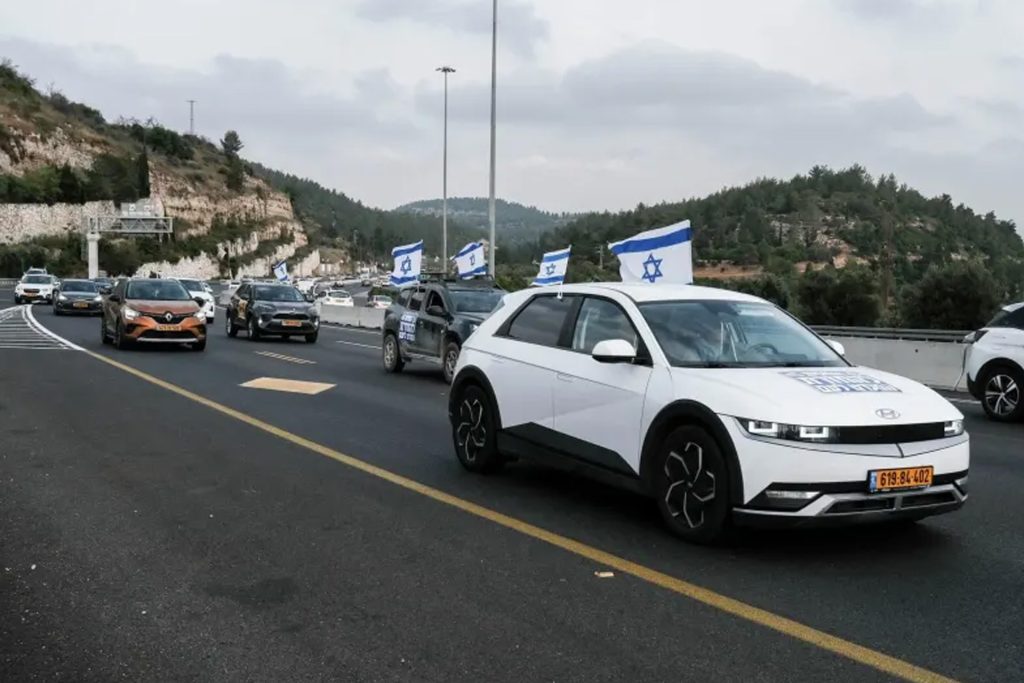 إسرائيليون يتظاهرون بسياراتهم للمطالبة بانتخابات جديدة