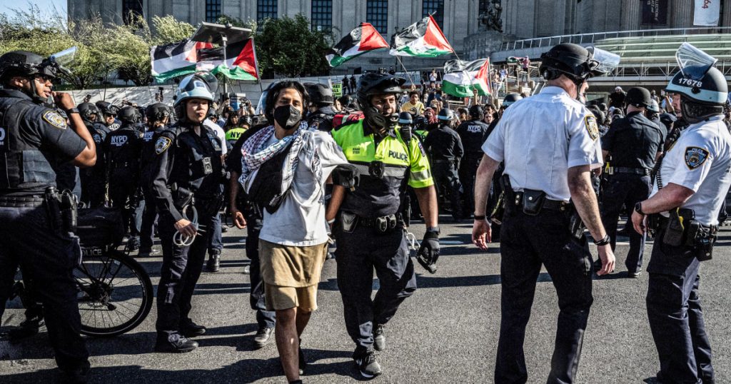 الشرطة تعتقل 34 شخصا في متحف بروكلين بعد أن احتل المتظاهرون المبنى