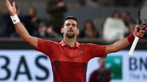 بطولة فرنسا المفتوحة: يحافظ نوفاك ديوكوفيتش على آماله في اللقب بفوز ملحمي بخمس مجموعات على لورنزو موسيتي