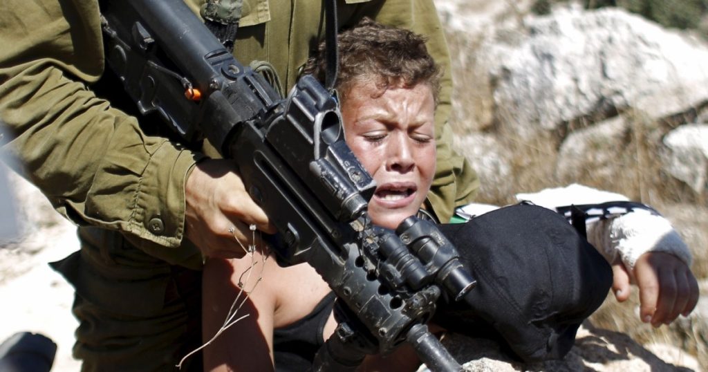 اكتظاظ وتنكيل وتفشٍ للأمراض.. شهادات أطفال فلسطينيين بسجون الاحتلال
