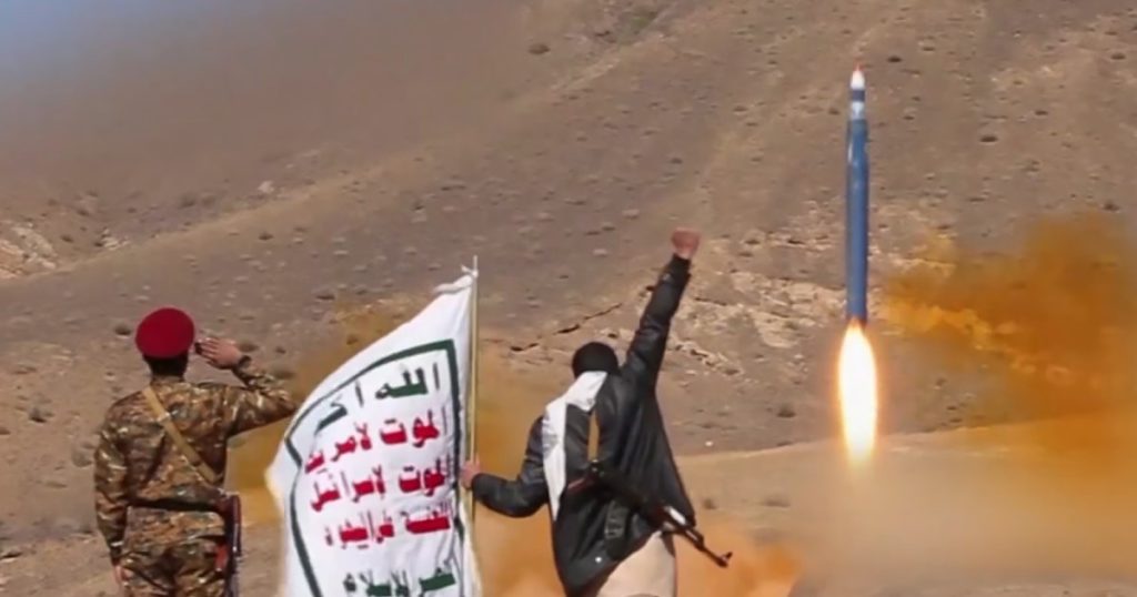 غرق ناقلة استهدفها الحوثيون في البحر الأحمر وقصف على الحديدة