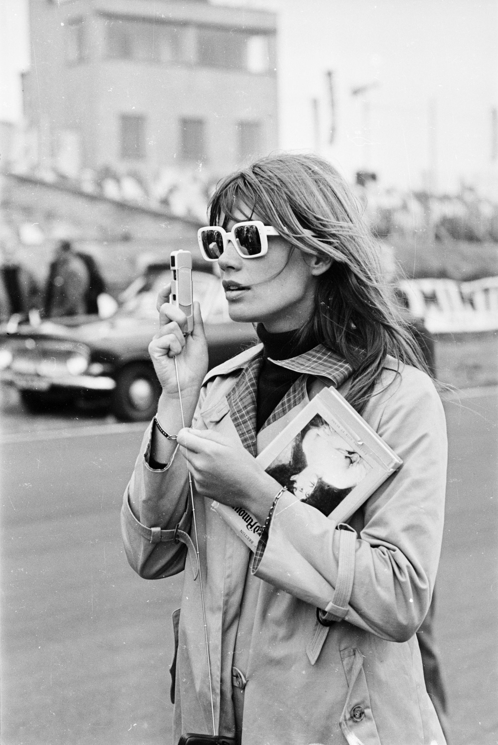 ربما تحتوي الصورة على Françoise Hardy إكسسوارات التصوير الفوتوغرافي النظارات الشمسية الملابس المعطف جزء الجسم الإصبع اليد والشخص