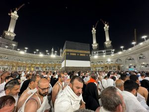 الحجاج المتعجلون يبدؤون طواف الوداع ويتجهون للمدينة المنورة