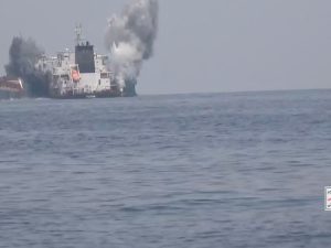 إجلاء طاقم سفينة تجارية بعد نداء استغاثة شرقي اليمن