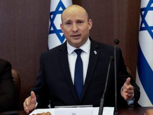 رئيس الوزراء الإسرائيلي السابق لمواطنيه: لا تغادروا البلاد