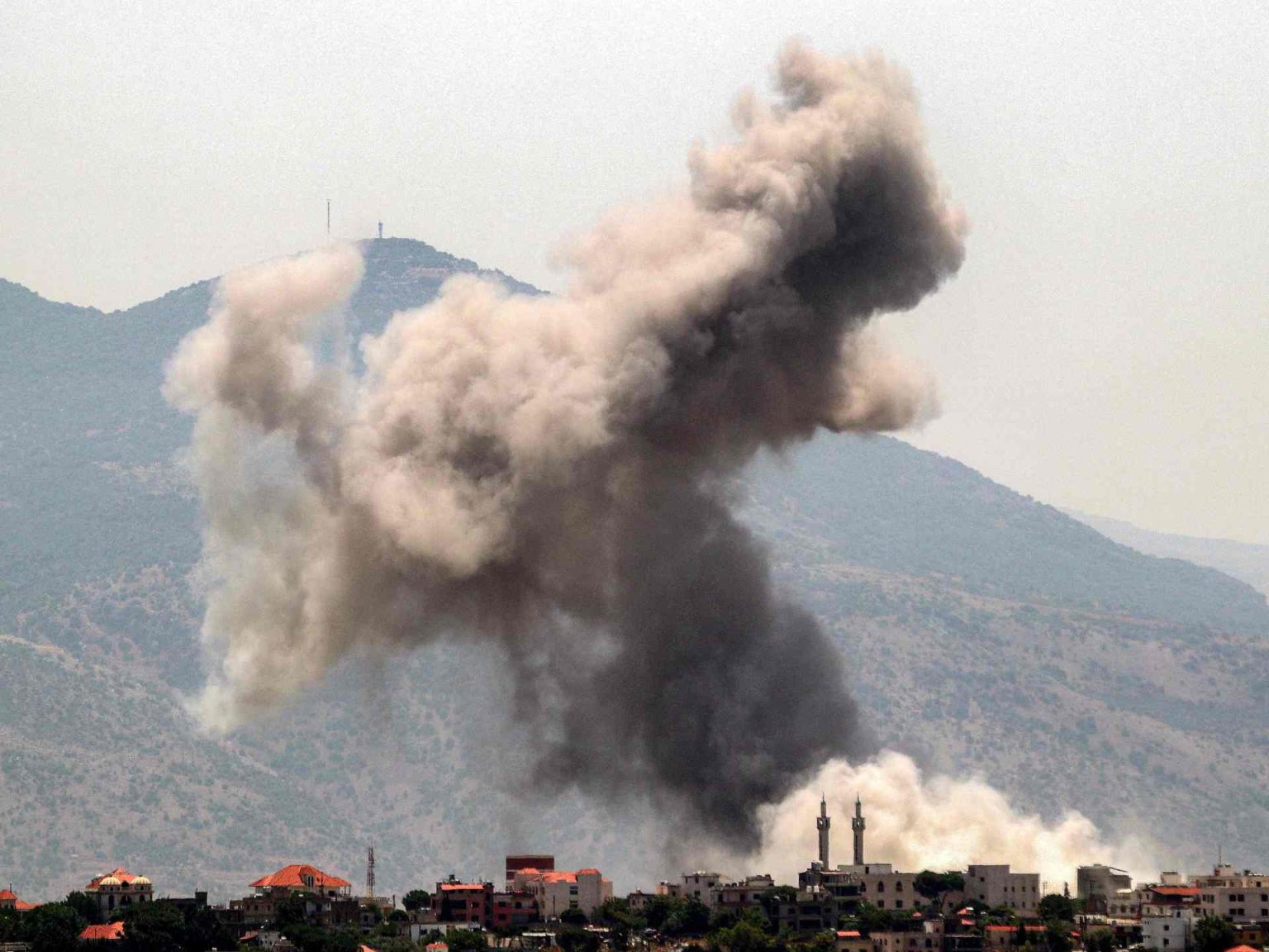 قتيل في غارة إسرائيلية بجنوب لبنان وعمليات جديدة لحزب الله
