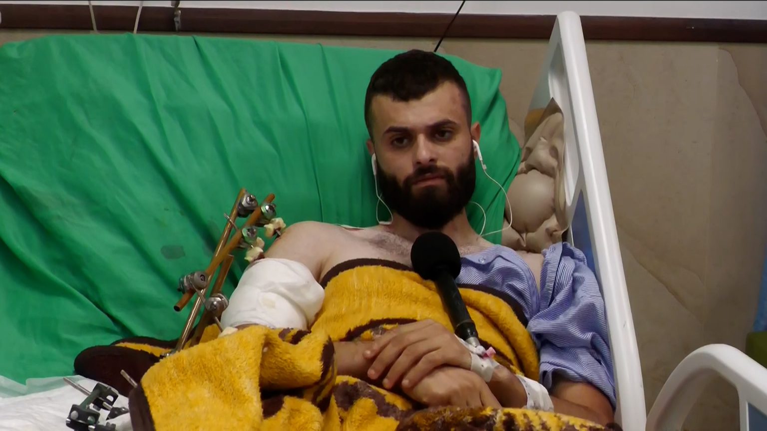 جعلوه درعا بشريا على مقدمة “مركبة”.. الشاب عبادي يروي للجزيرة كيف نكّل الاحتلال به
