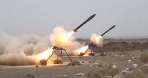 الحوثيون يبثون مشاهد لإطلاق صاروخ باليستي نحو سفينة إسرائيلية