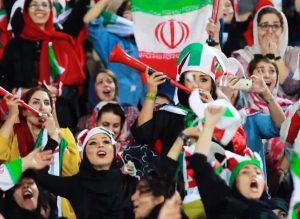 “عاشقات كرة القدم”.. تنكّر بهيئة الرجال لدخول الملاعب المحرمة منذ 40 عاما في إيران