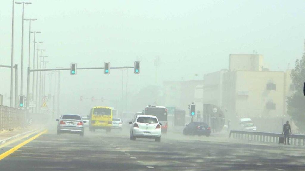 طقس الإمارات: تنبيه باللون الأصفر بسبب الغبار والرياح واحتمال هطول أمطار على بعض المناطق – أخبار