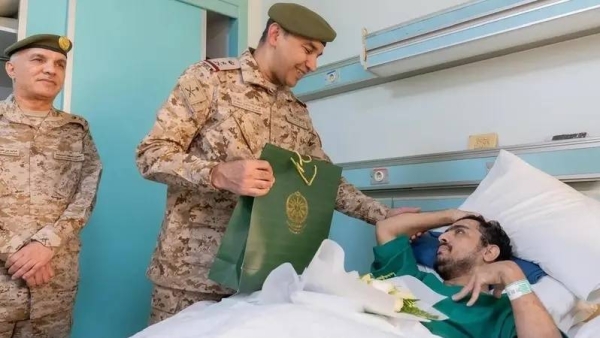 قائد القوات المشتركة يزور الجنود المصابين في العمليات باليمن