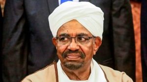 نقل الرئيس السوداني السابق عمر البشير إلى المستشفى