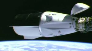 ترسو شركة SpaceX في محطة الفضاء الدولية لجمع رواد الفضاء الذين تقطعت بهم السبل