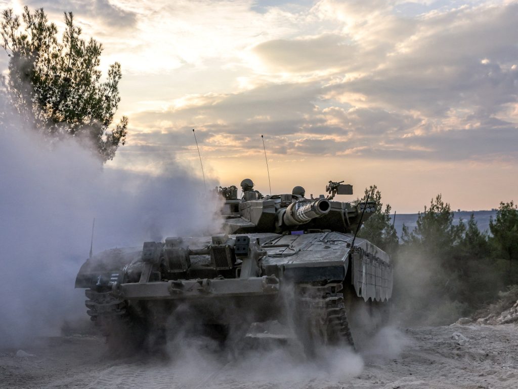 إسرائيل تجند لواءي احتياط وتدفع بحشود عسكرية إلى حدود لبنان