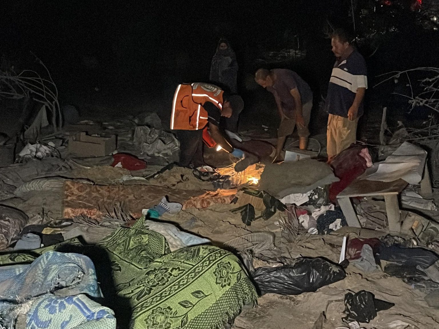 40 شهيدا وعشرات الجرحى في مجزرة إسرائيلية بالمواصي في خان يونس