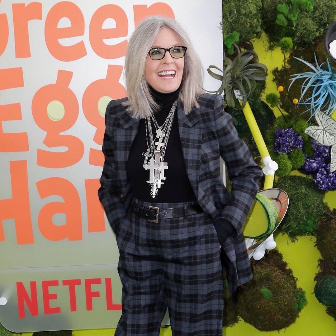 ربما تحتوي الصورة على نظارات Diane Keaton ذات الشعر الأشقر وإكسسوارات البالغين ووجه سعيد ورأس سعيد وابتسامة