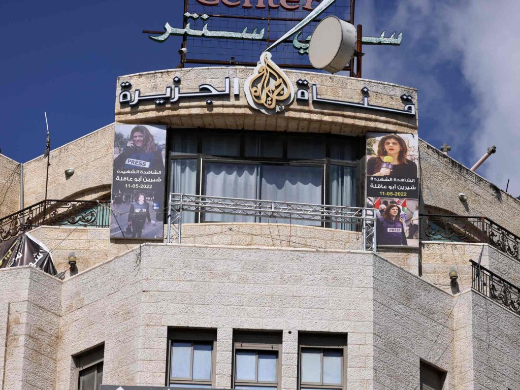 السلطة الفلسطينية توقف بث الجزيرة وتجمد أعمال مكتبها