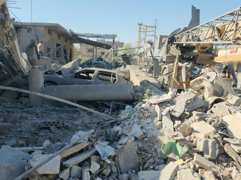 مقتل 23 سوريًا في غارة إسرائيلية على بلدة شرق لبنان