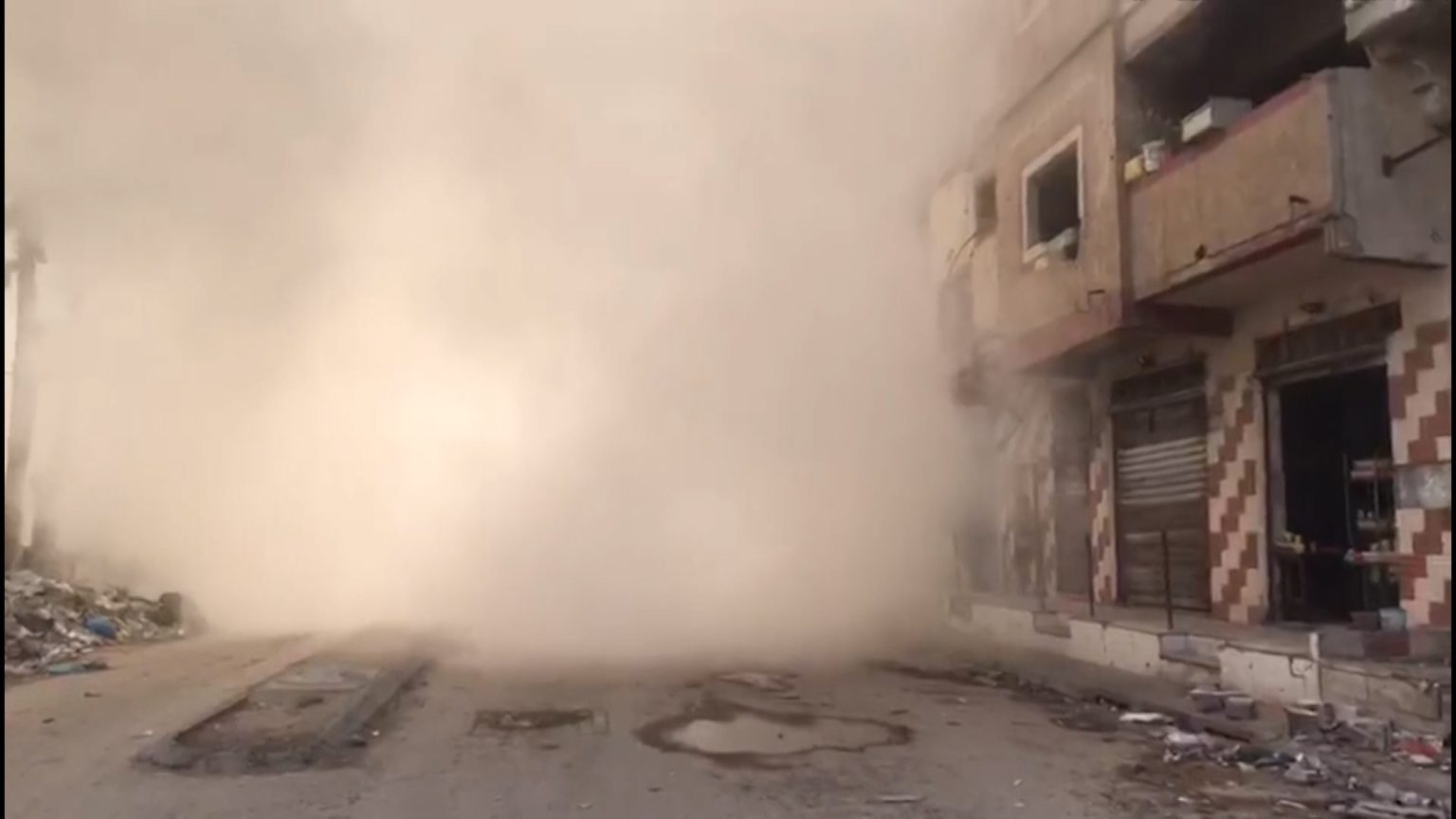 قصف إسرائيلي يستهدف مدرسة تؤوي نازحين بحي الزيتون بغزة