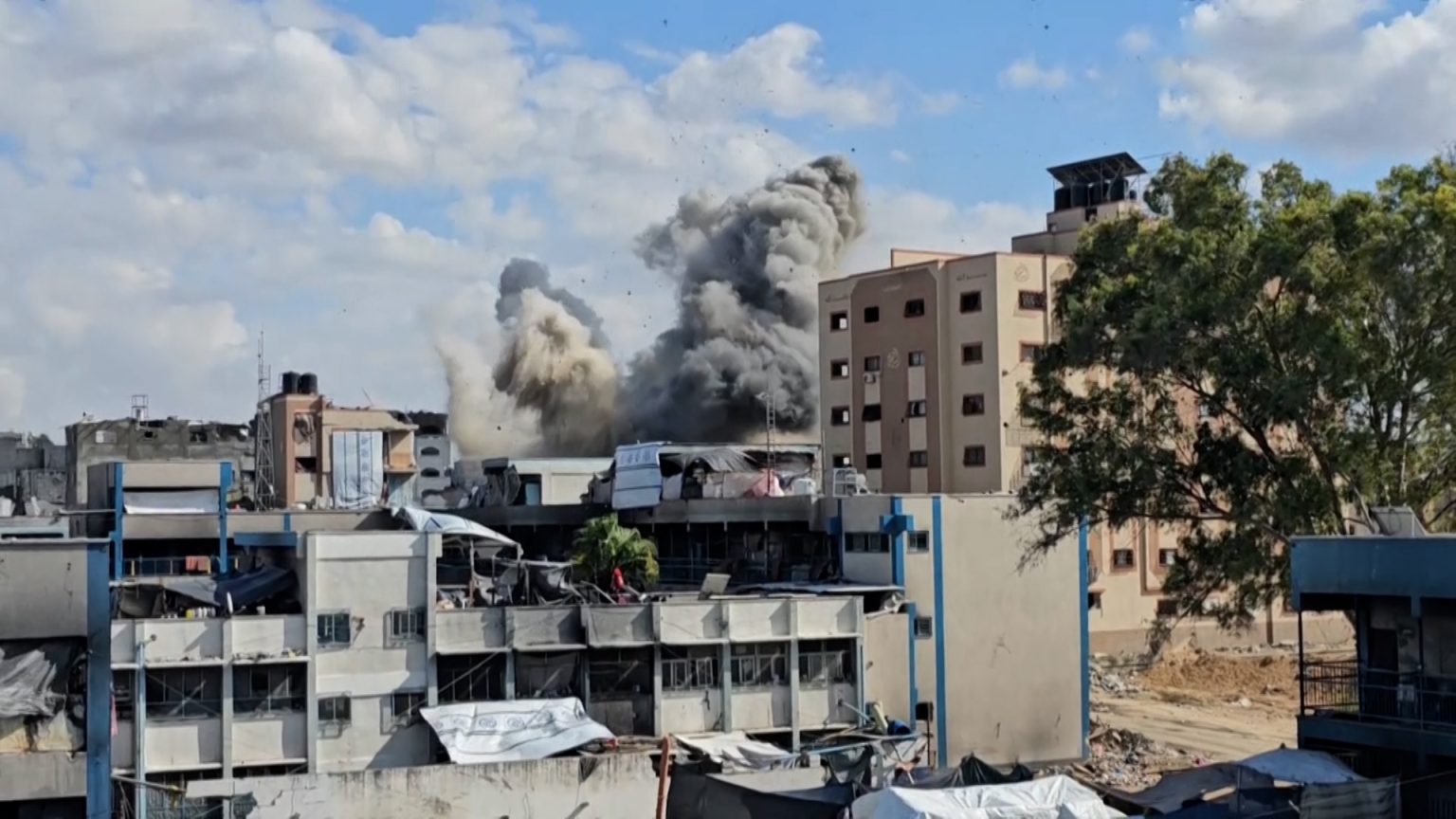 غارة إسرائيلية على منزل بجانب مركز إيواء في جباليا