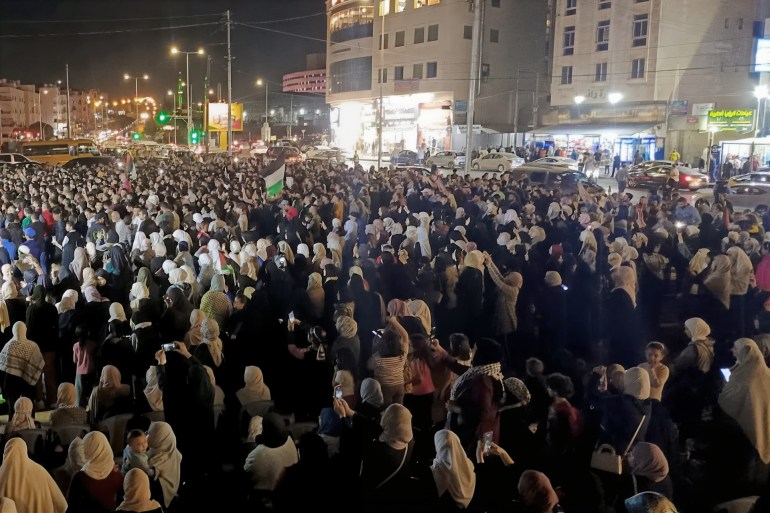 آلاف الأردنيين في عرس الشهيدين قواس وأبو غزالة .. الجزيرة