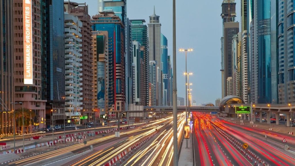 دبي: تصادم عدة سيارات على طريق الشيخ زايد يتسبب في طول 4.2 كيلومتر وتأخير 9 دقائق – خبر